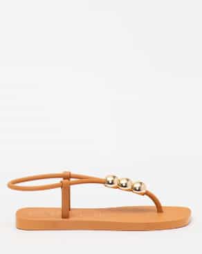 Sandália rasteira laranja da Petite Jolie.